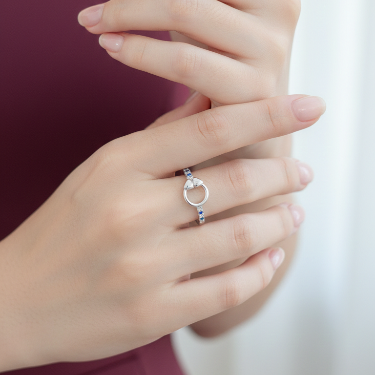 Elegant Silver Interlocking Circle Ring with Shimmering Accents