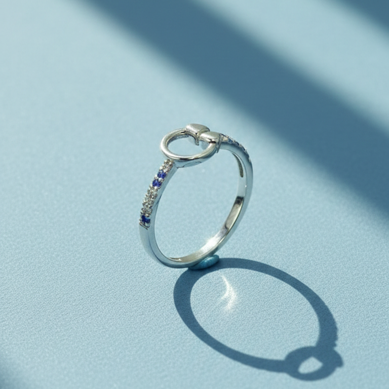 Elegant Silver Interlocking Circle Ring with Shimmering Accents